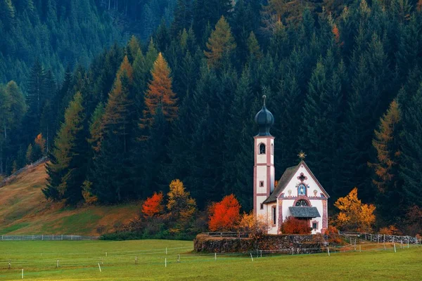 Kirche der Dolomiten — Stockfoto