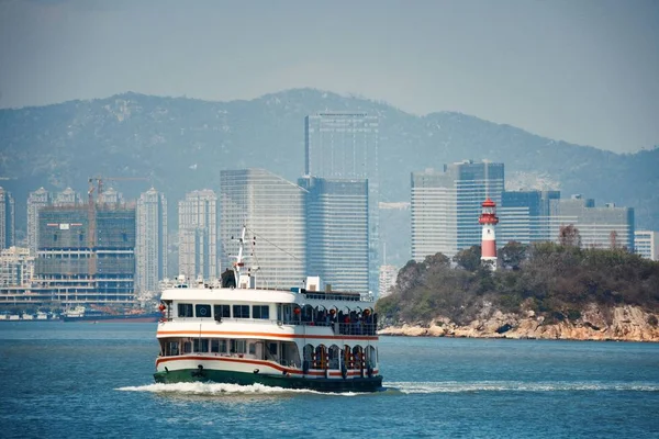 Barco e Xiamen skyline cidade — Fotografia de Stock