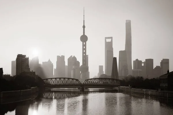 Mañana de Shanghai con cielo soleado —  Fotos de Stock