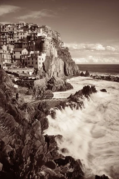 Zwart-wit Manarola in Cinque Terre — Stockfoto