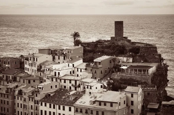Vernazza binalar ve Cinque Terre denizde — Stok fotoğraf