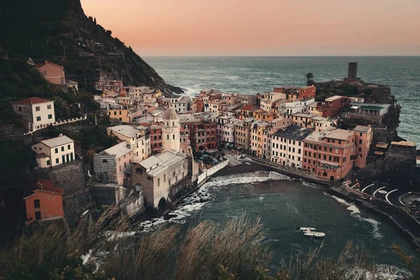 Vernazza defne binalar ve Cinque Terre denizde — Stok fotoğraf