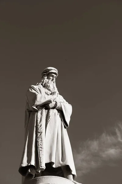 Monumento a Leonardo Da Vinci em preto e branco — Fotografia de Stock