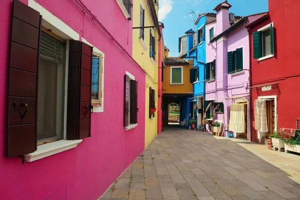 Vue colorée sur la rue Burano — Photo