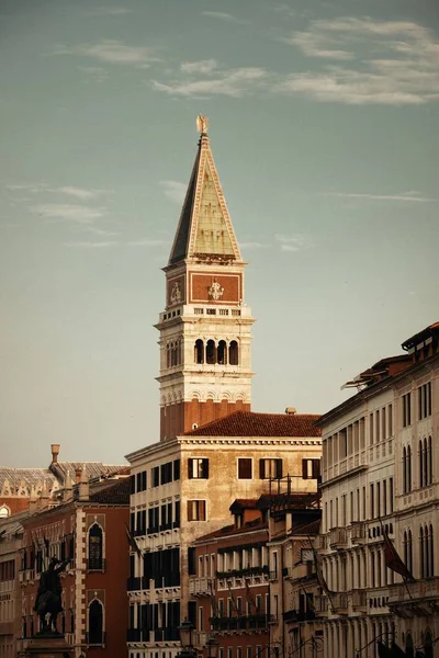 Kilise St Marks Saat Kulesi ve sokak — Stok fotoğraf