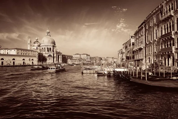 Venice Grand Canal východ slunce a loď — Stock fotografie