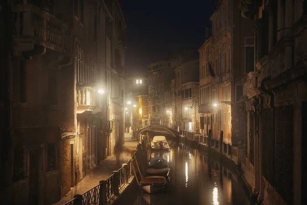 Canal de Venecia noche brumosa — Foto de Stock