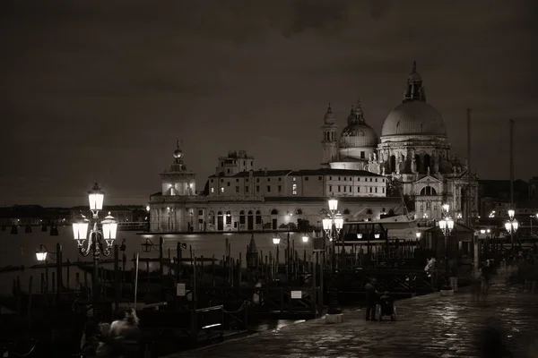 Venecia Santa Maria della Salute iglesia por la noche — Foto de Stock