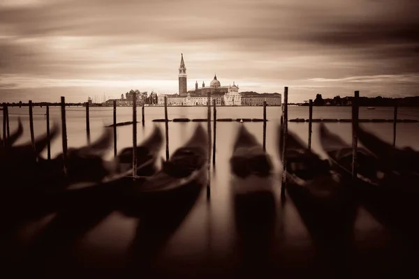 Gondola és a San Giorgio Maggiore-sziget — Stock Fotó