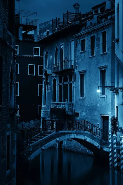 Venetië canal nacht brug — Stockfoto