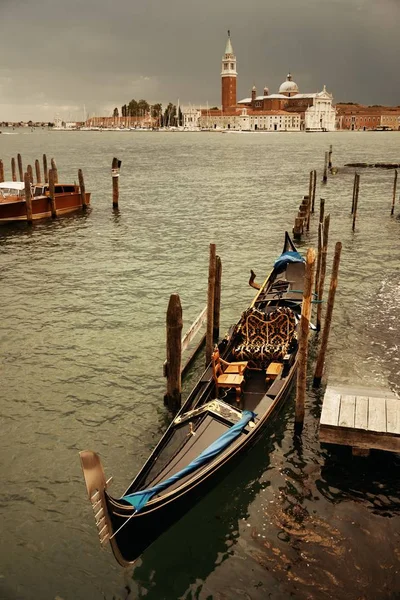 Gondel und Insel San Giorgio Maggiore — Stockfoto