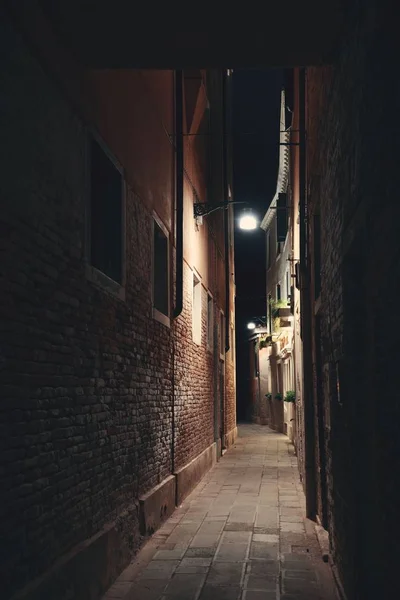 Venedig gränd på natten — Stockfoto