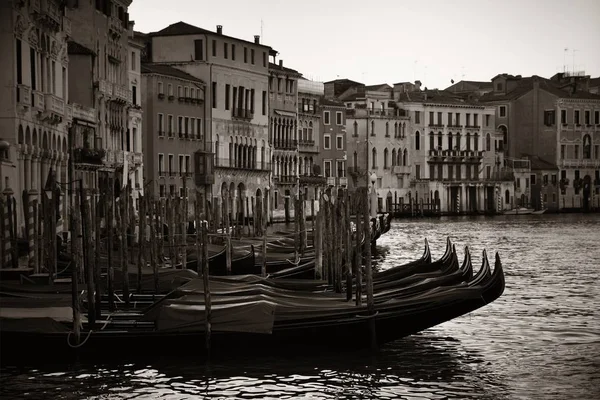 Gondole Venise dans le canal — Photo