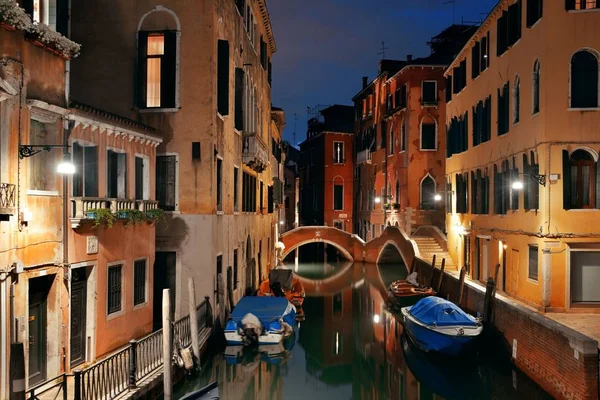 Βενετία canal γέφυρα νύχτα — Φωτογραφία Αρχείου