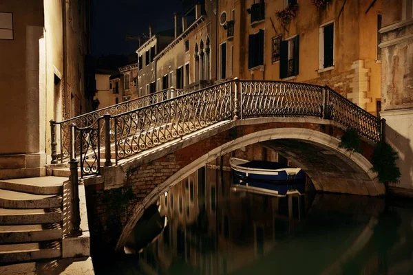 Puente nocturno canal Venecia — Foto de Stock