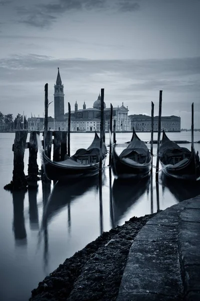Gondola és a San Giorgio Maggiore-sziget — Stock Fotó