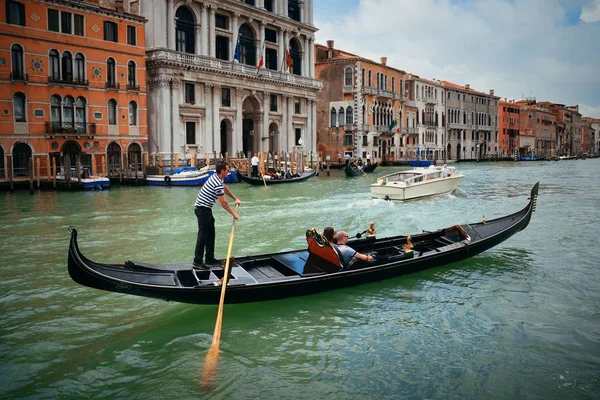 Gondole dans le canal de Venise — Photo