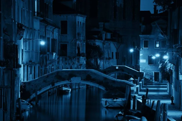 Puente nocturno canal Venecia — Foto de Stock