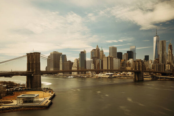 Brooklyn Bridge and downtown Manhattan skyline in New York City