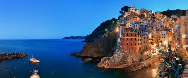 Riomaggiore sahil gece panoraması