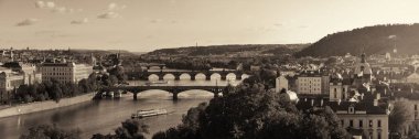 Prag manzarası ve köprü 
