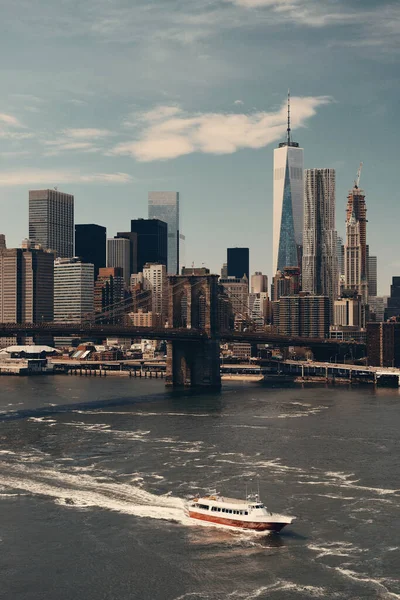 Brooklyn Bridge och centrala Manhattan — Stockfoto