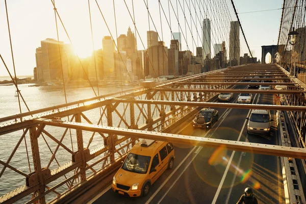 Gün batımında trafik ile Brooklyn Köprüsü — Stok fotoğraf
