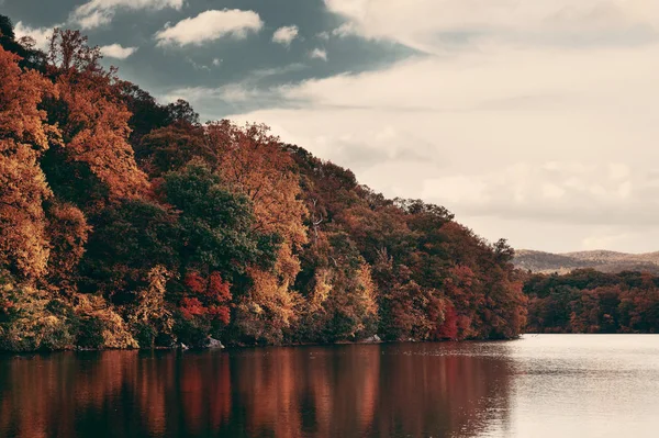 Herfst lake — Stockfoto