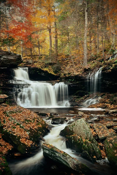 Осенние водопады — стоковое фото