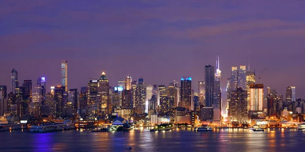 Manhattan Midtown Skyline à noite — Fotografia de Stock