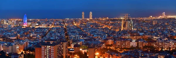 Barcelona skyline på natten — Stockfoto