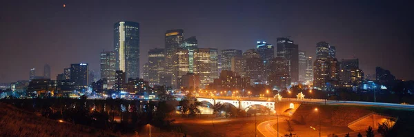 Calgary Paisaje Urbano Del Centro Con Rascacielos Puente Por Noche — Foto de Stock