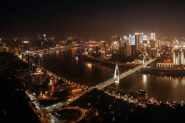 Čchung-čching městská architektura v noci — Stock fotografie