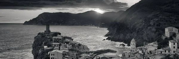 Vernazza budynków i morze w Cinque Terre — Zdjęcie stockowe