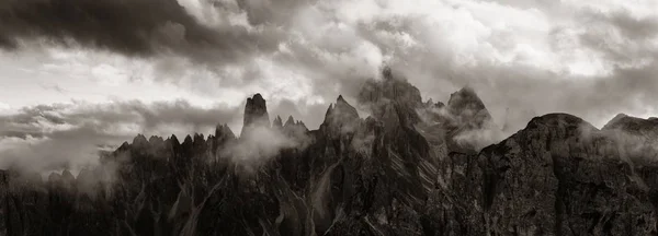 Niebla de Dolomitas pico de montaña —  Fotos de Stock