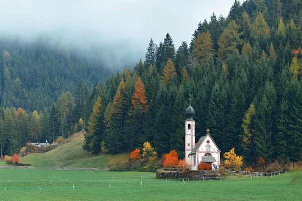 Kirche der Dolomiten — Stockfoto