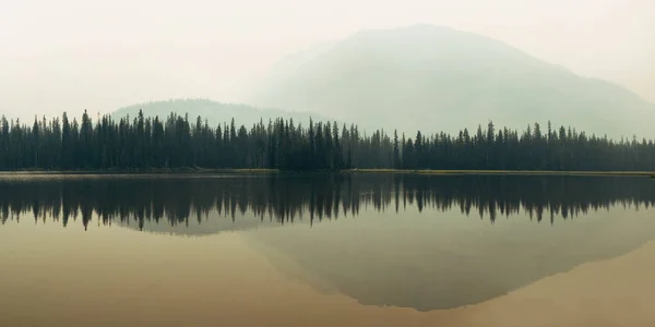 Mlhavé horské jezero — Stock fotografie