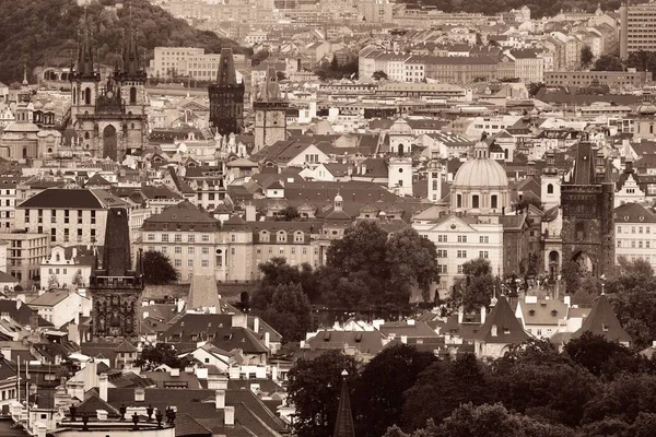 Prága skyline tetőtéri nézetet — Stock Fotó