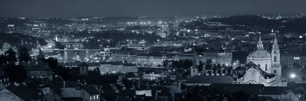 Praha Panorama střešní pohled v noci — Stock fotografie