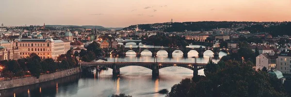 Prager Skyline und Brücke — Stockfoto