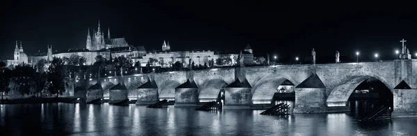 Prag skyline och bridge — Stockfoto