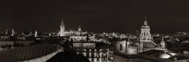 Seville gece çatısı manzarası