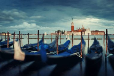 Bulutlu gondol ve San Giorgio Maggiore Adası