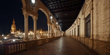 Seville Plaza de Espana gecesi