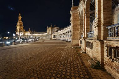 Seville Plaza de Espana gecesi