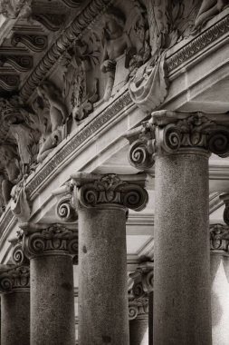 Madrid El Retiro Park anıtı