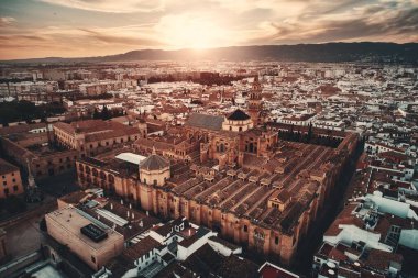 Gün batımında Cordoba hava manzarası