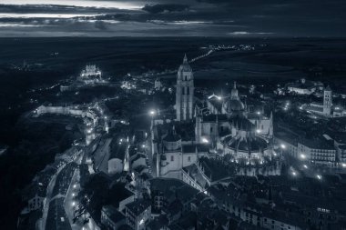 Gece Segovia Katedrali hava manzarası