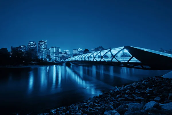 Calgary Cityscape Peace Bridge Downtown Ουρανοξύστες Αλμπέρτα Νύχτα Καναδάς — Φωτογραφία Αρχείου