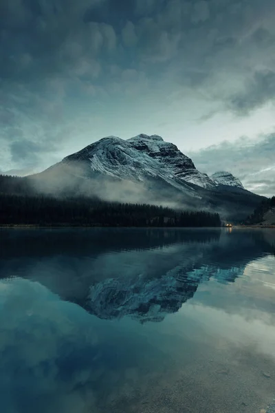 Montanha com reflexão lago — Fotografia de Stock